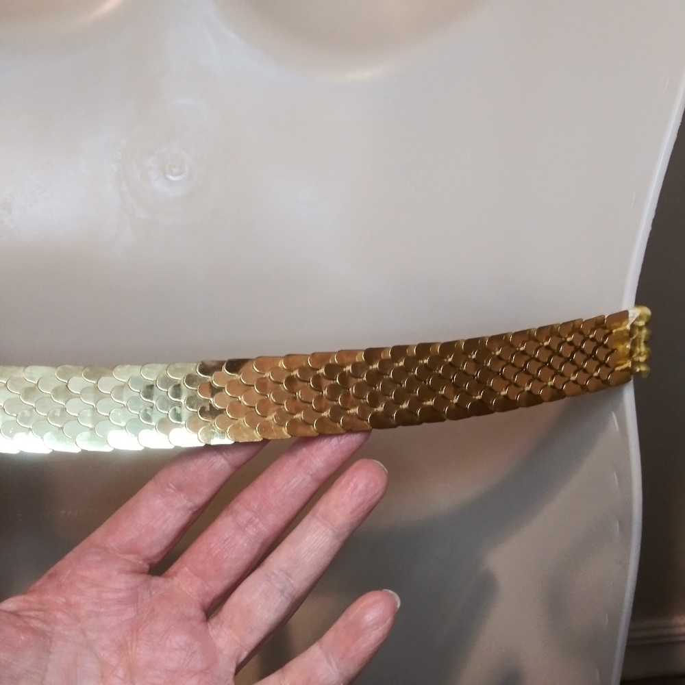 Vintage Gold Metal Stretchy Mermaid Scale Belt With Flower Decorated Buckle - Picture 6 of 10